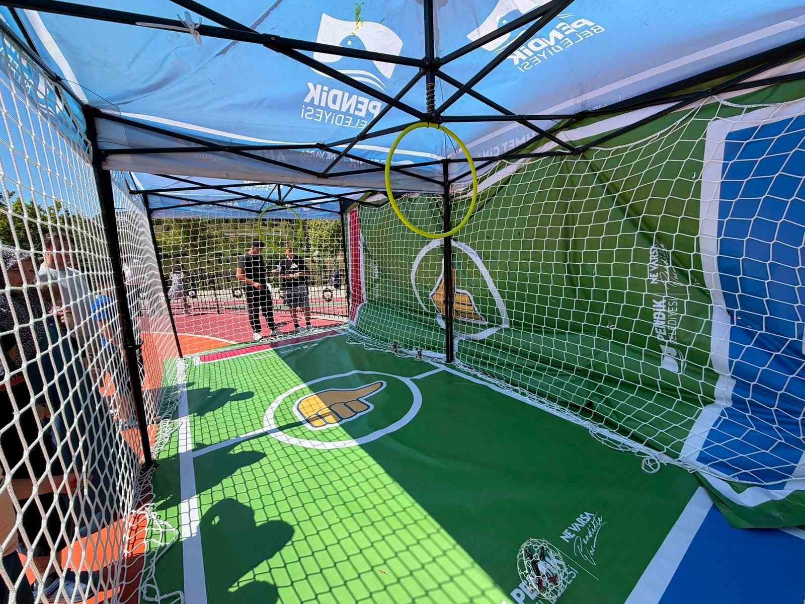 Pendik&rsquo;te dronlar futbol oynadı