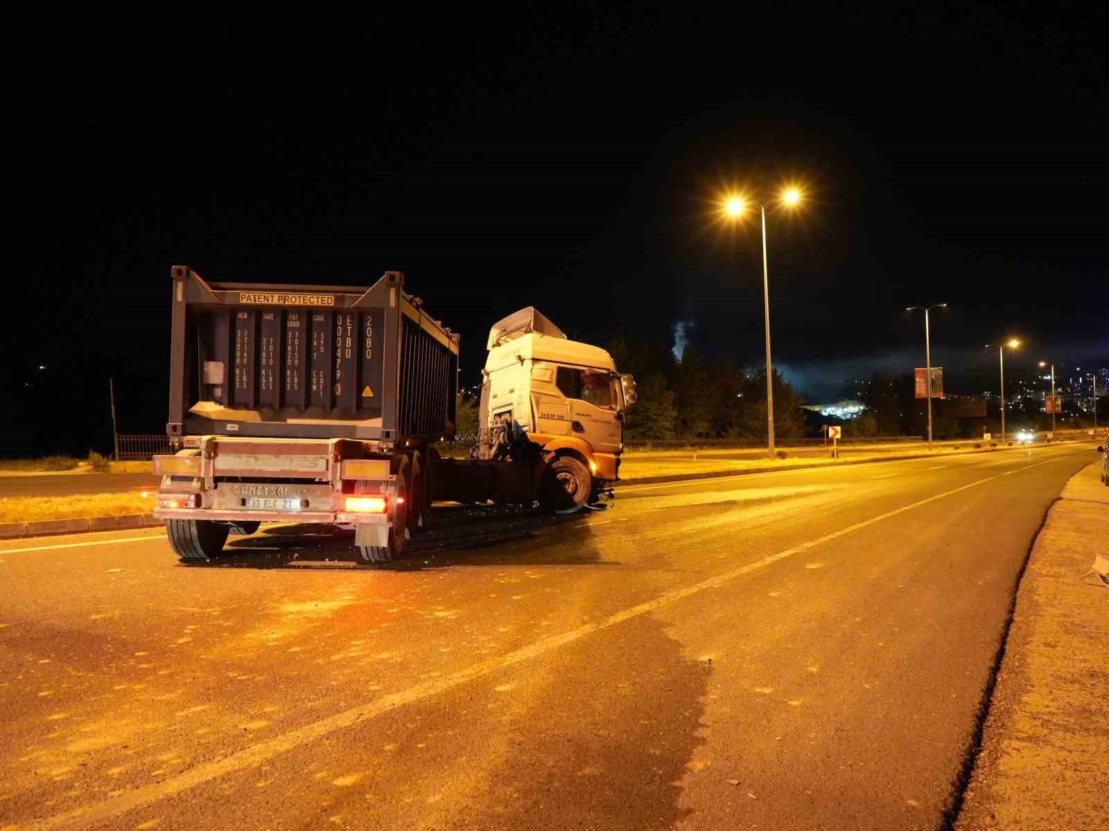 Lastiği patlayan tır, önce su kanalına sonra refüje çarptı: 1 yaralı