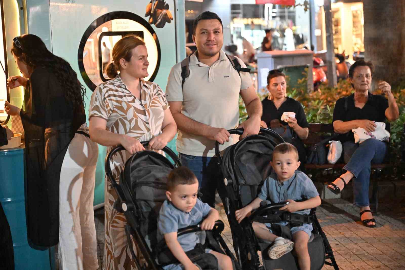 Müziğin ritmi Manisa sokaklarında