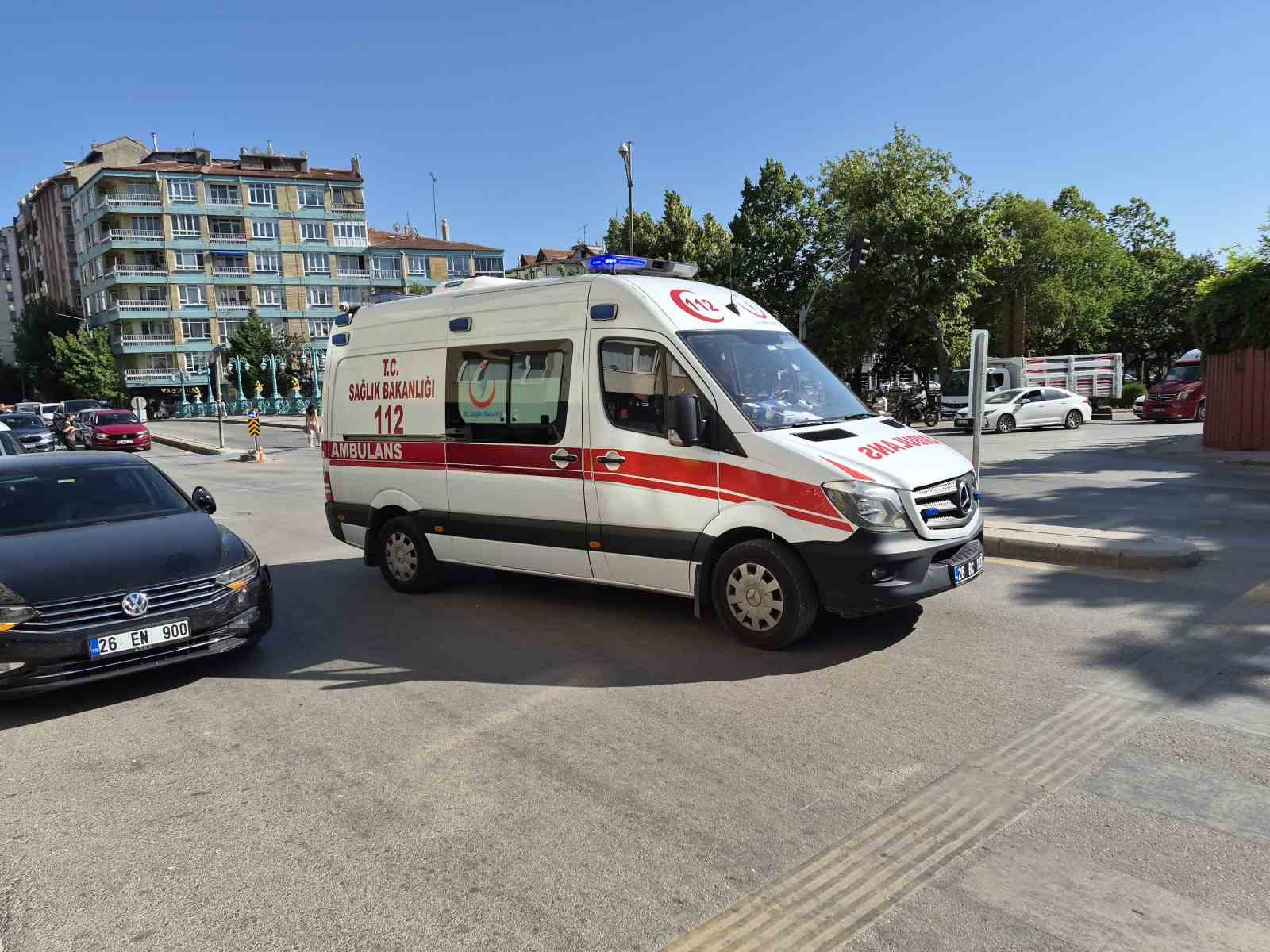Otomobille çarpışan motosikletli trafik zabıtası yaralandı