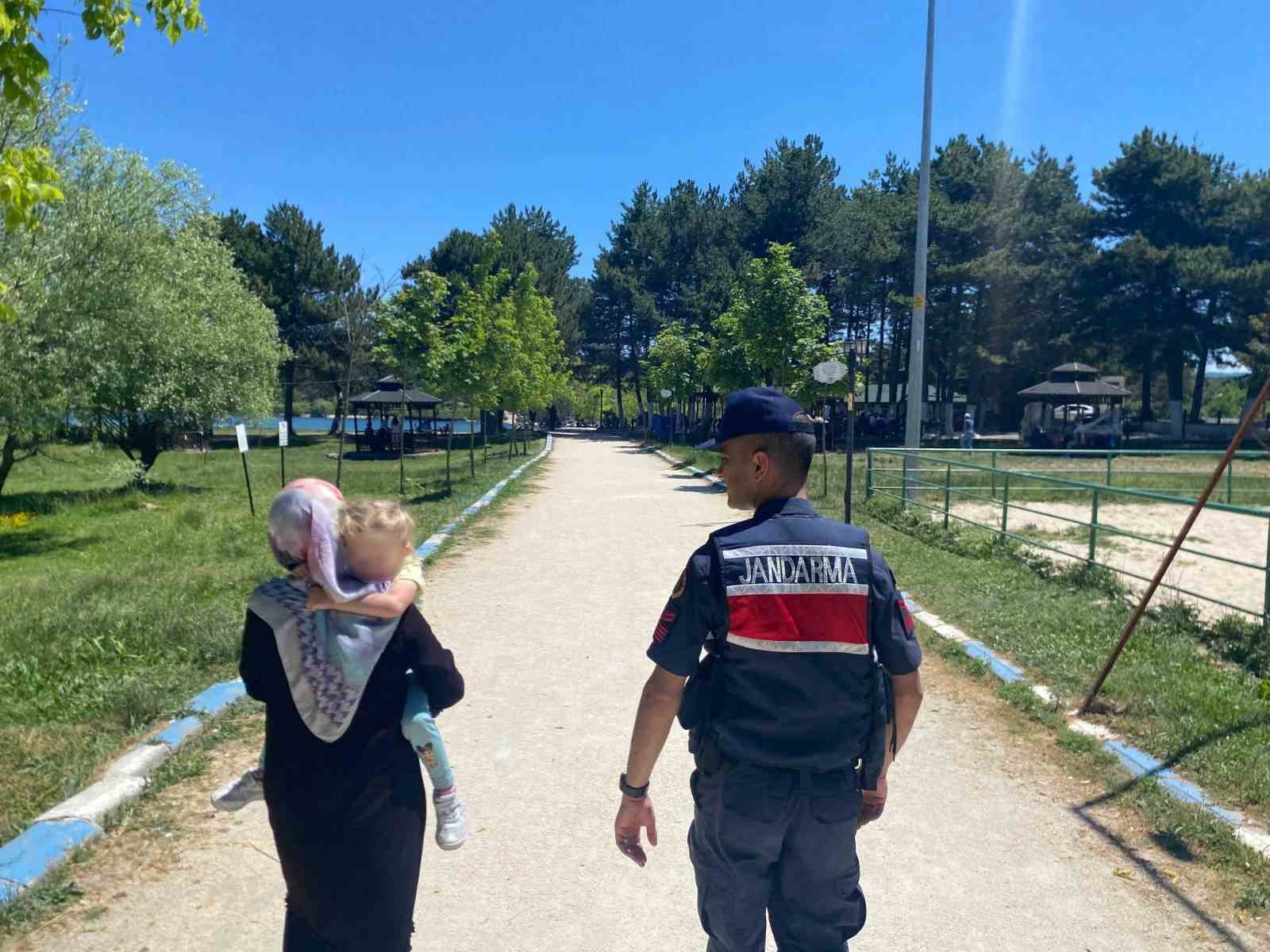 Pelitözü Gölpark’ta kaybolan çocuğu jandarma buldu