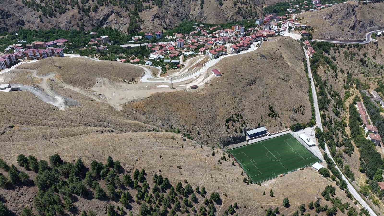 Keban Baraj G&ouml;l&uuml; manzaralı dağ dibindeki stat dronla g&ouml;r&uuml;nt&uuml;lendi