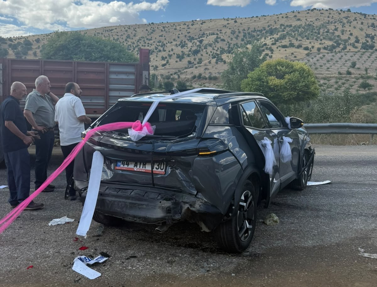 Malatya’da düğün konvoyunda kaza: 9 yaralı