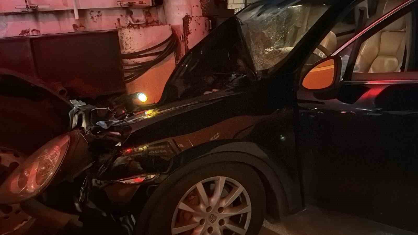 Bolu’da lüks SUV park halindeki tıra çarptı: 1 yaralı