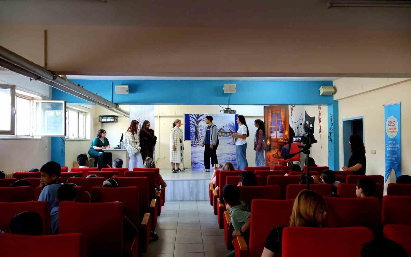 Gezici tiyatro, &ouml;ğrencileri sanatla buluşturdu