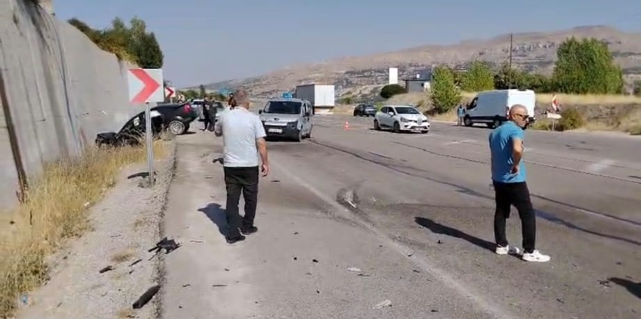Malatya’da iki araç kafa kafaya çarpıştı: 2 yaralı