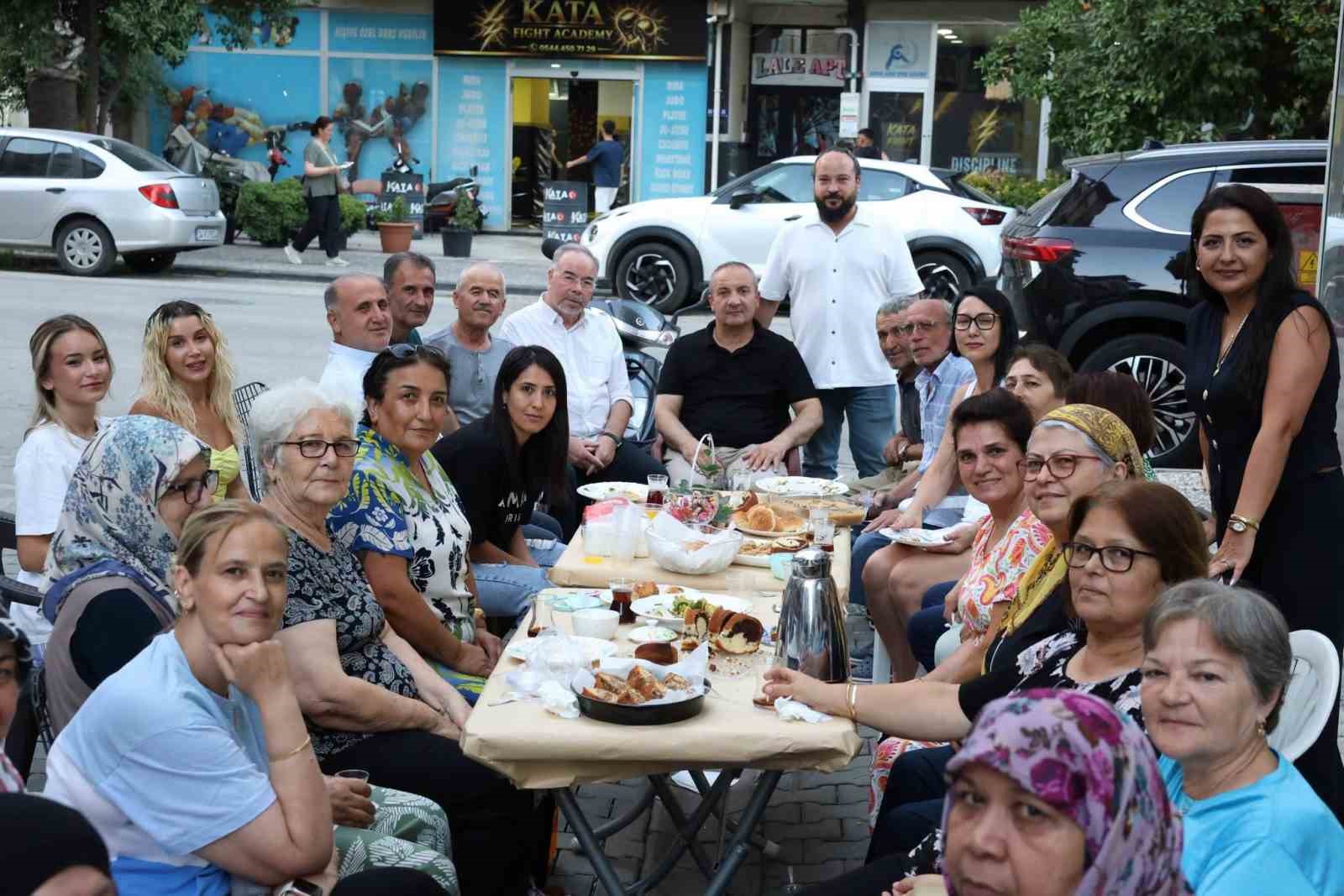 Başkan Kaya, mahalle sakinleriyle akşam buluşmasında bir araya geldi