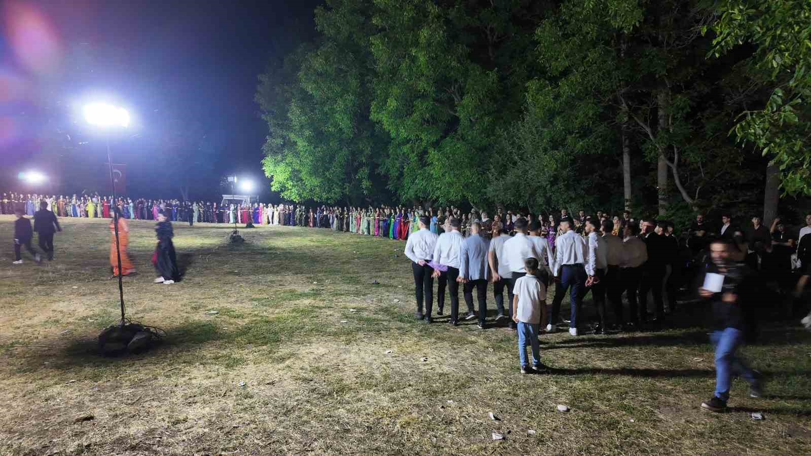 İki gece iki gün süren düğünde 35 koyun kesildi, 6 milyon lira takı takıldı