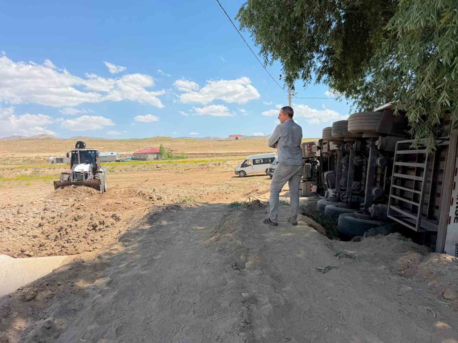 Başkale’de saman yüklü tır devrildi