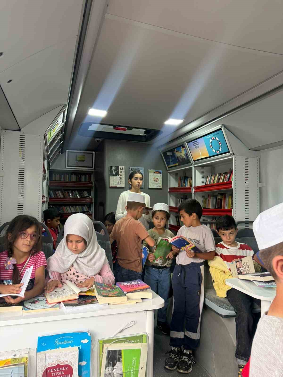 Kars’ta Gezici Kütüphane Demirkent Köyü’ndeki öğrencilere unutulmaz bir gün yaşattı