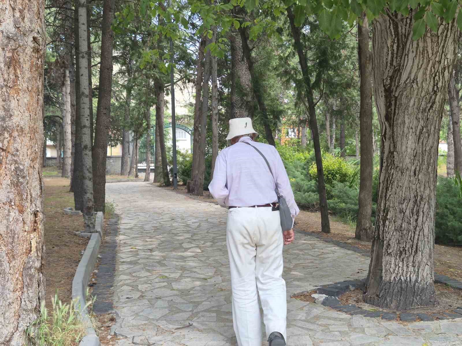 76 yaşındaki Sait dede teknolojiyi reddetti, yol arkadaşı sadece radyosu oldu