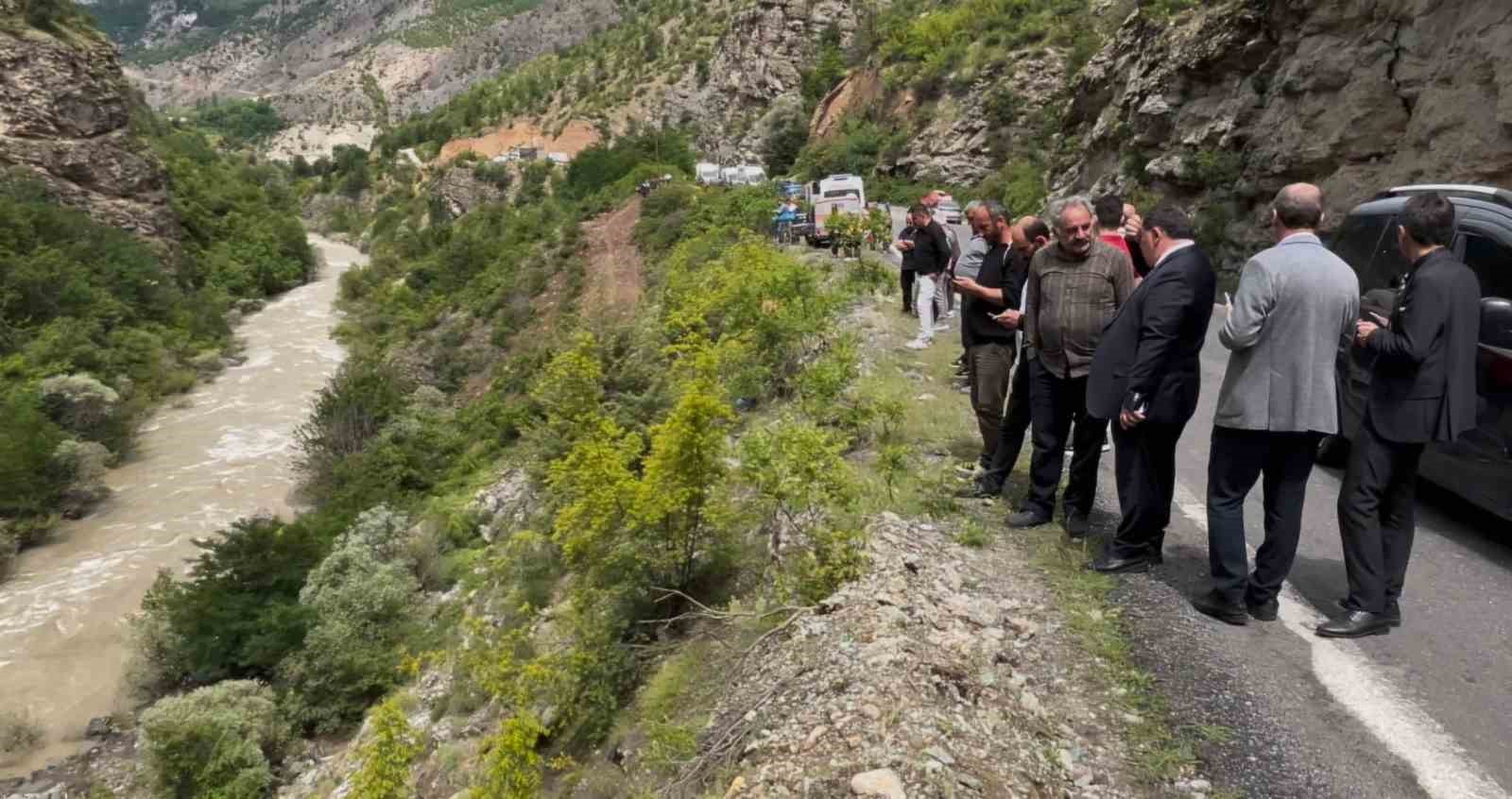 Artvin’de dereye düşen aracı sudan çıkartmak ve baba ile oğlunu bulmak için çalışmalar sürüyor