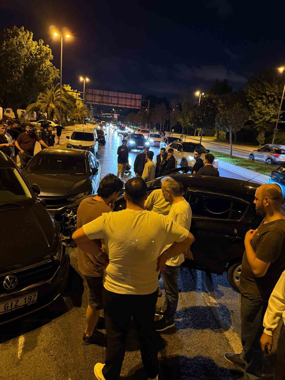 Maltepe&rsquo;de ters y&ouml;ne giren otomobil, park halindeki iki araca &ccedil;arptı: 1 yaralı