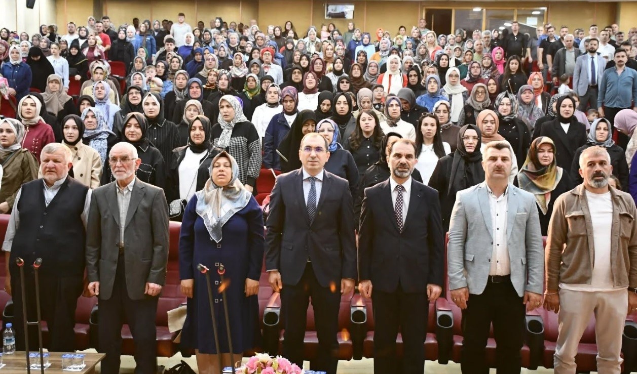 Kur’an kursunu başlarına taç takarak tamamladılar