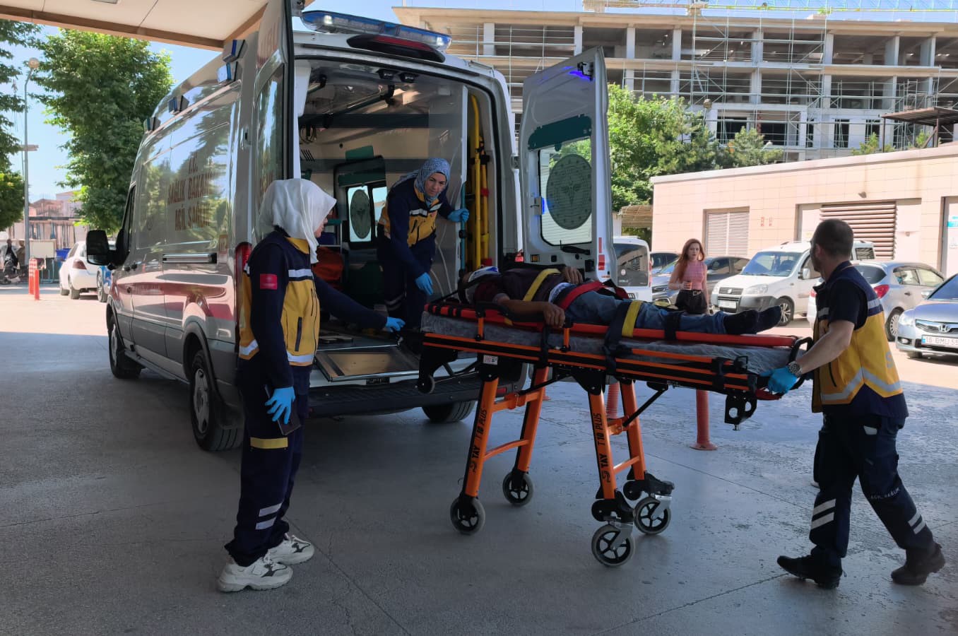 Üzerinden traktör geçti, ağır yalandı