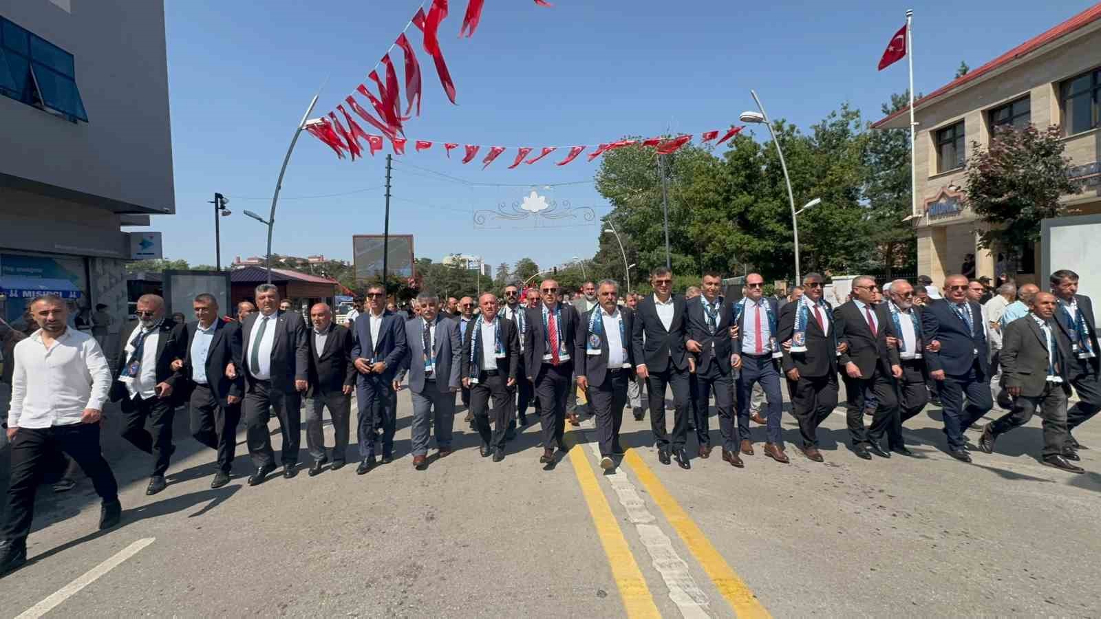 İzmir&rsquo;deki Erzurumlular memleket ziyareti ile hasret giderdi