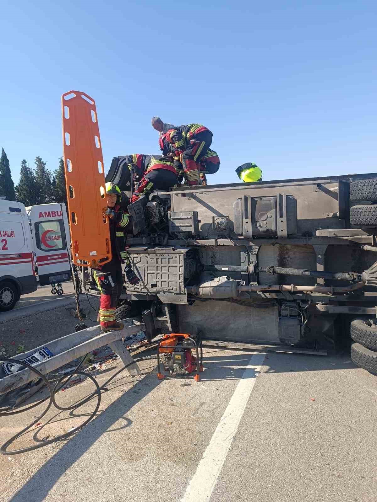 Bandırma’da kamyon traktöre çarptı