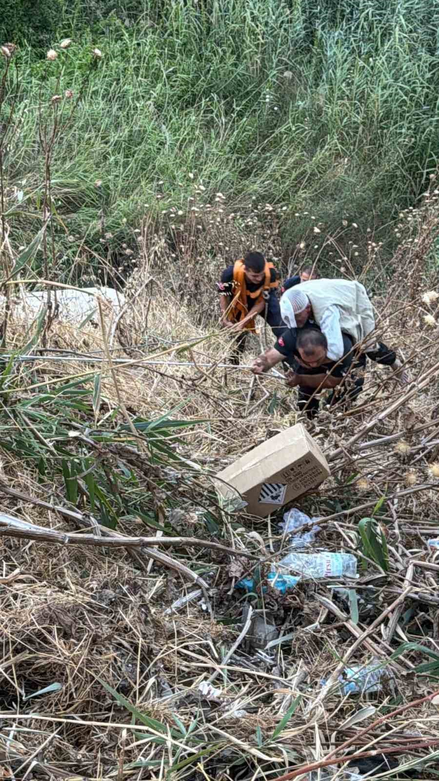 20 metrelik uçurumdan düştü, yaralıyı sırtında taşıyan itfaiyeci yürekleri ısıttı
