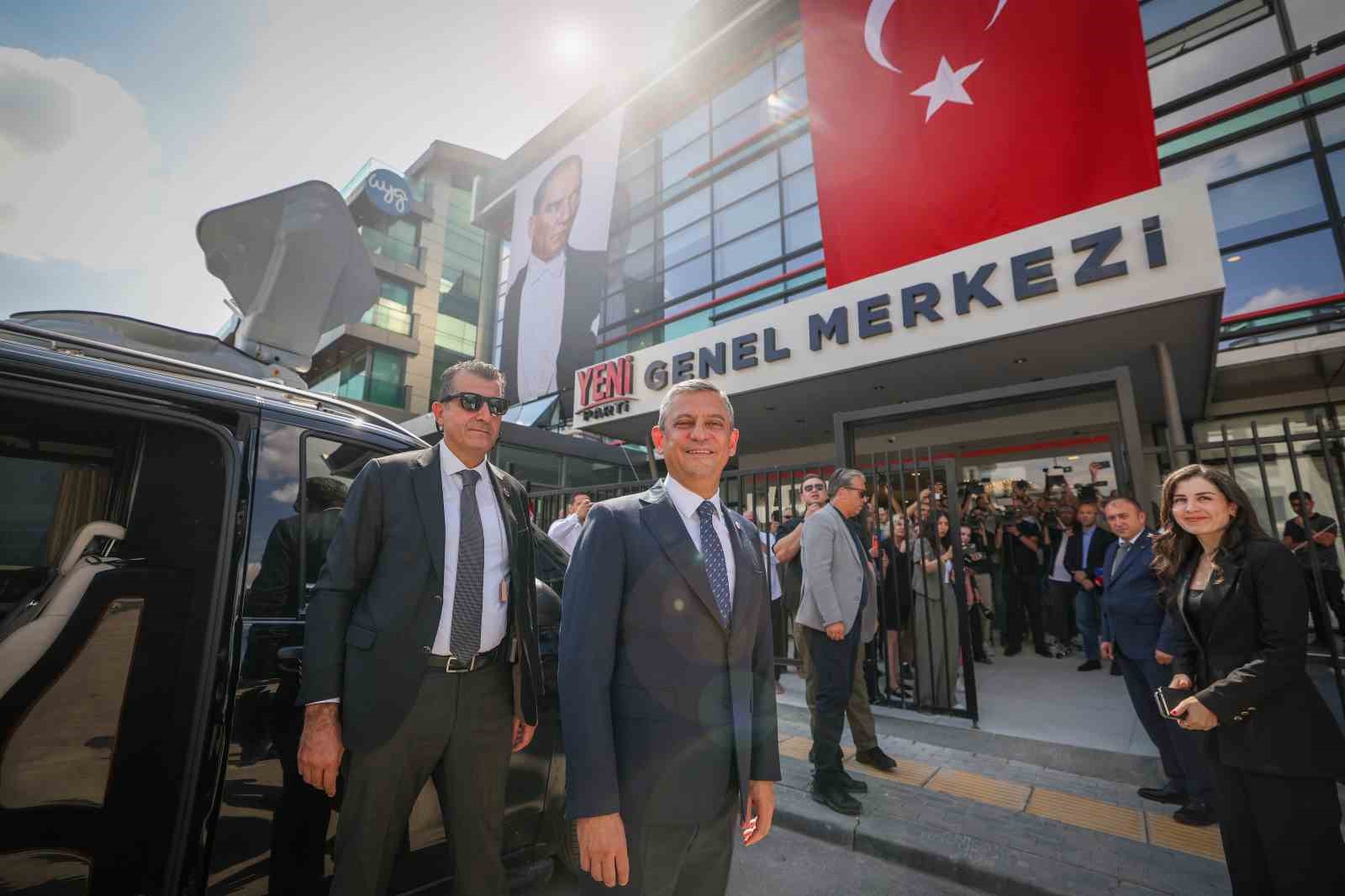 &Ouml;zg&uuml;r &Ouml;zel, YENİ Parti Genel Merkezi&rsquo;nde fidan dikti