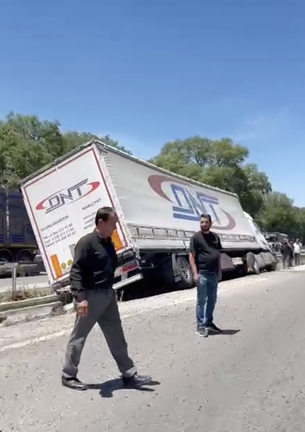 Karacabey’de ön lastiği patlayan tır refüje girdi