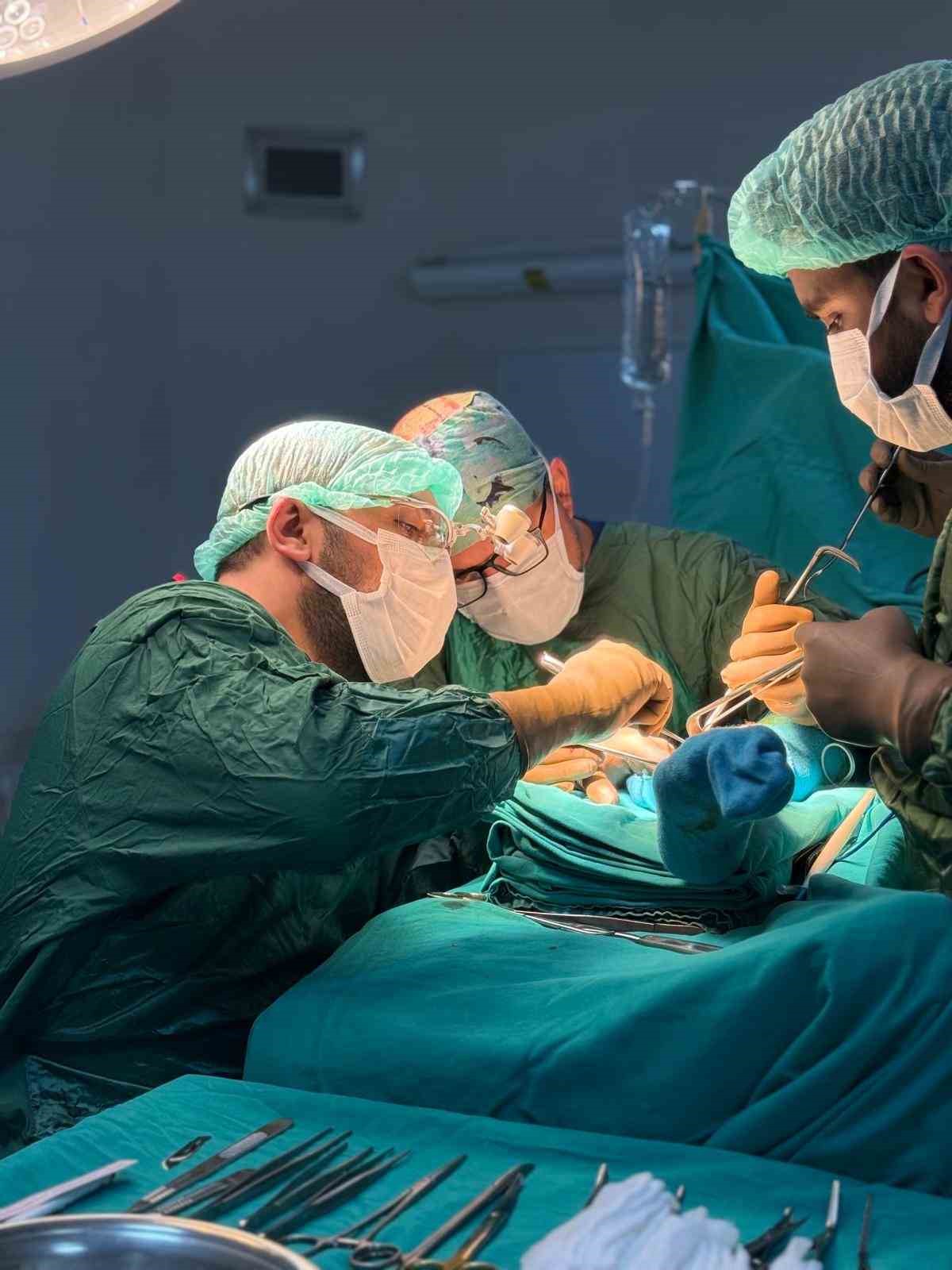 Bing&ouml;l&rsquo;de 37 yıldır y&uuml;r&uuml;mekte zorlanan hastaya 10 saatlik operasyon