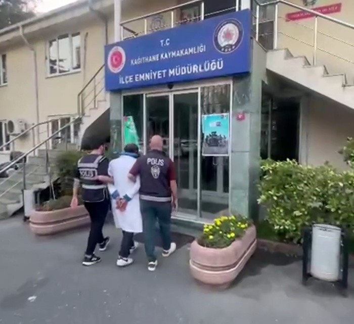 Kağıthane’de Türk bayrağını yere attı: 11 suç kaydı bulunan şüpheli yakalandı