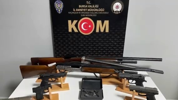 Bursa&rsquo;da su&ccedil; &ouml;rg&uuml;tleriyle bağlantılı şahıslara operasyon: &Ccedil;ok sayıda silah ve m&uuml;himmat ele ge&ccedil;irildi
