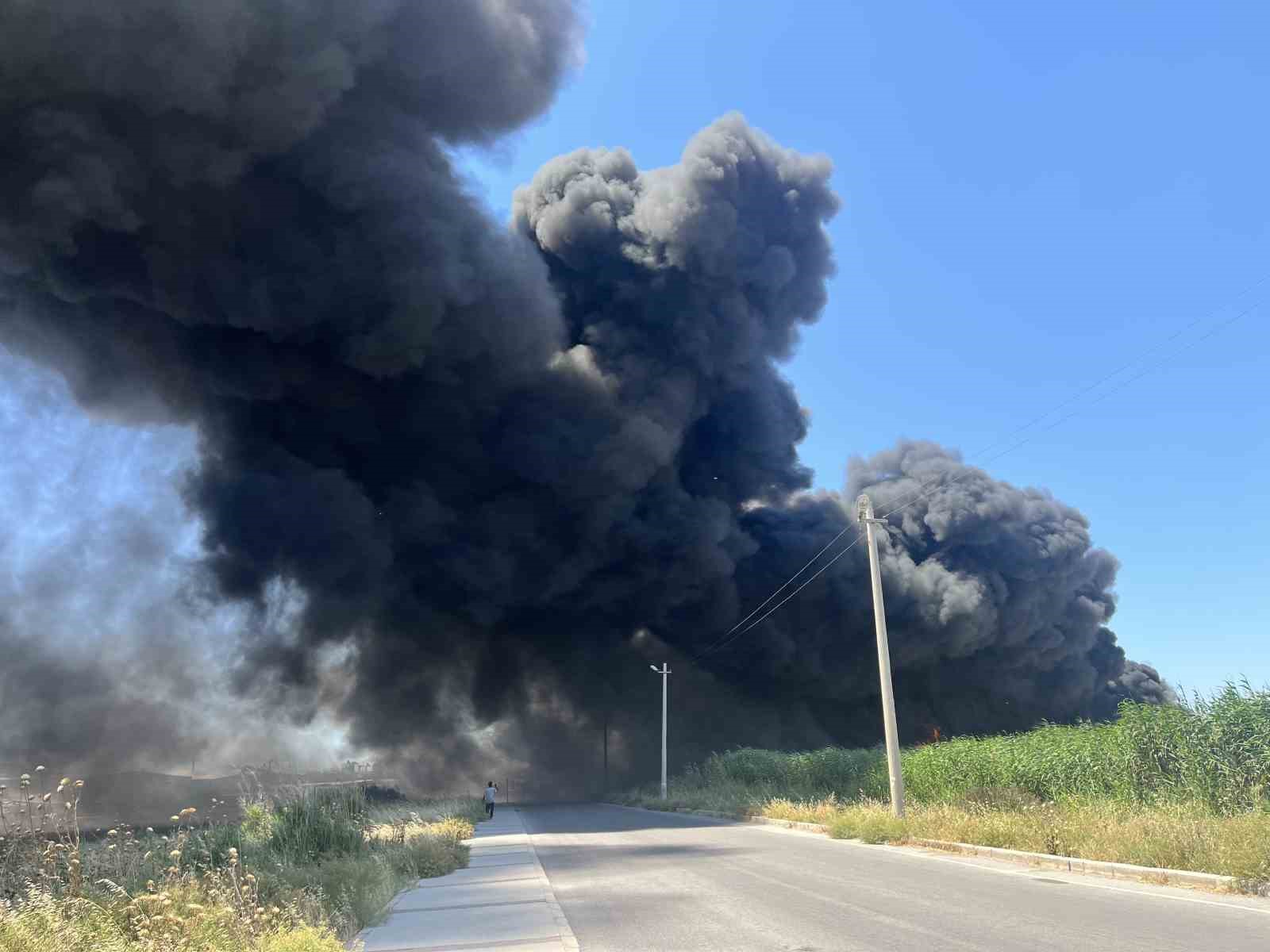 İzmir’de geri dönüşüm fabrikasında korkutan yangın