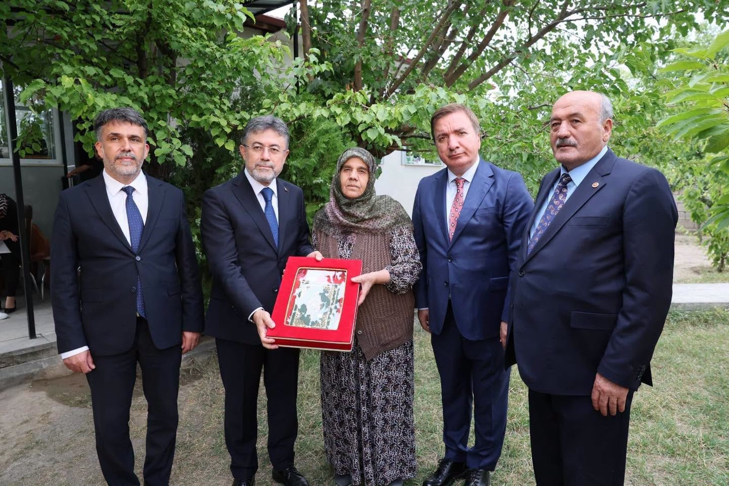Bakan Yumaklı, şehit Jandarma Er Yakup Koç’un ailesini ziyaret etti