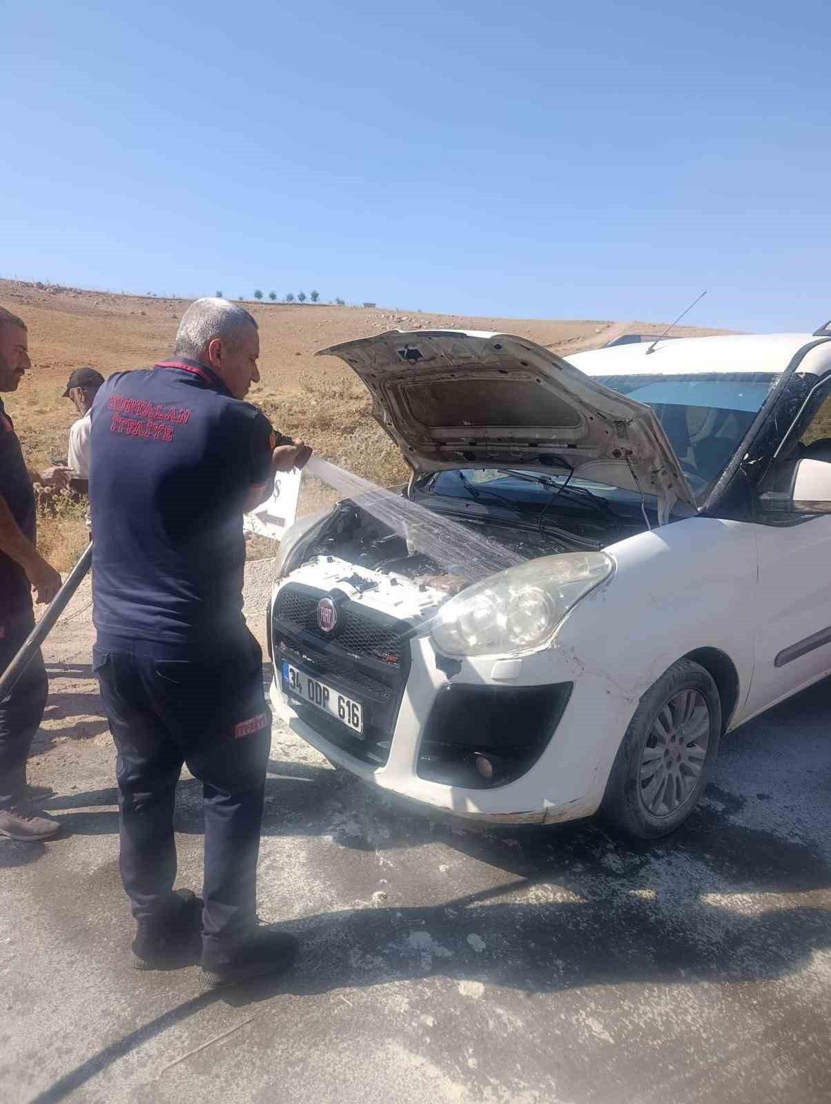 Siirt’te seyir halindeki araç alev topuna döndü