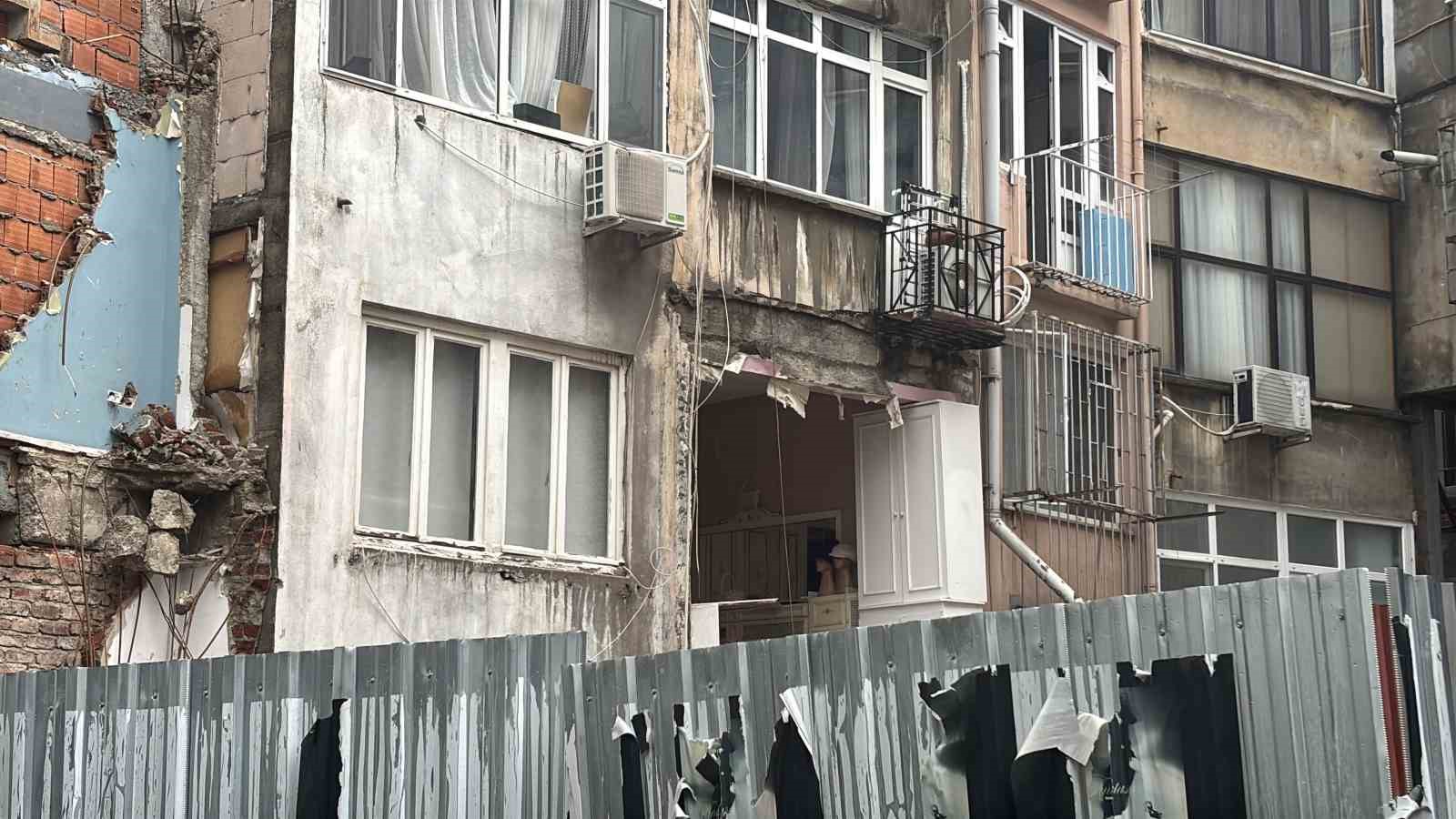 Nişantaşı’nda binanın duvarı çöktü: Mahalleli deprem oldu zannetti