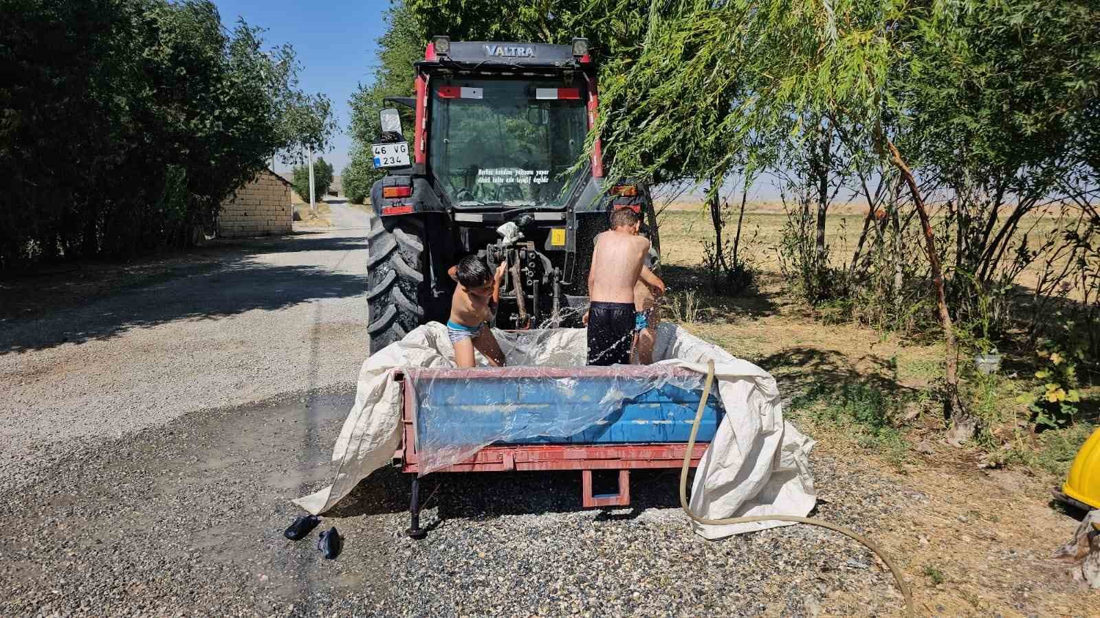 Traktörün arkasına bağlanan sepette serinleme keyfi