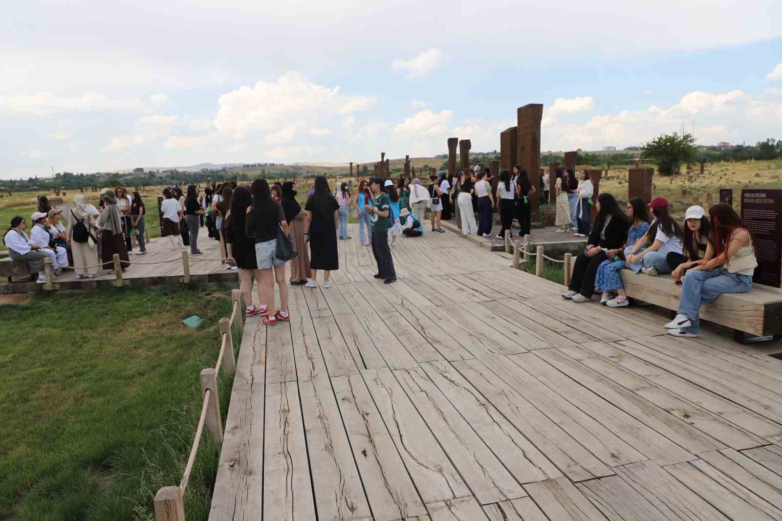 Sel&ccedil;uklu Meydan Mezarlığı&rsquo;nda yaz yoğunluğu başladı