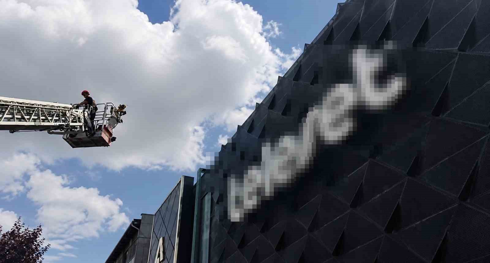 Sahibinin omzunda gezerken korkup kaçan papağanın imdadına itfaiye yetişti