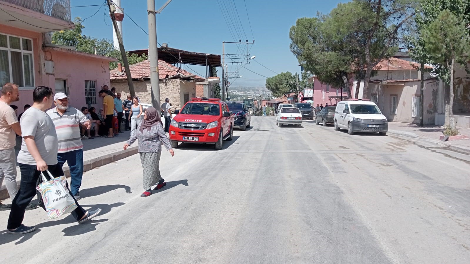 Bahçe temizliği için yakılan ateş evi küle çevirdi, depoda patlayan tüpler korkuya neden oldu