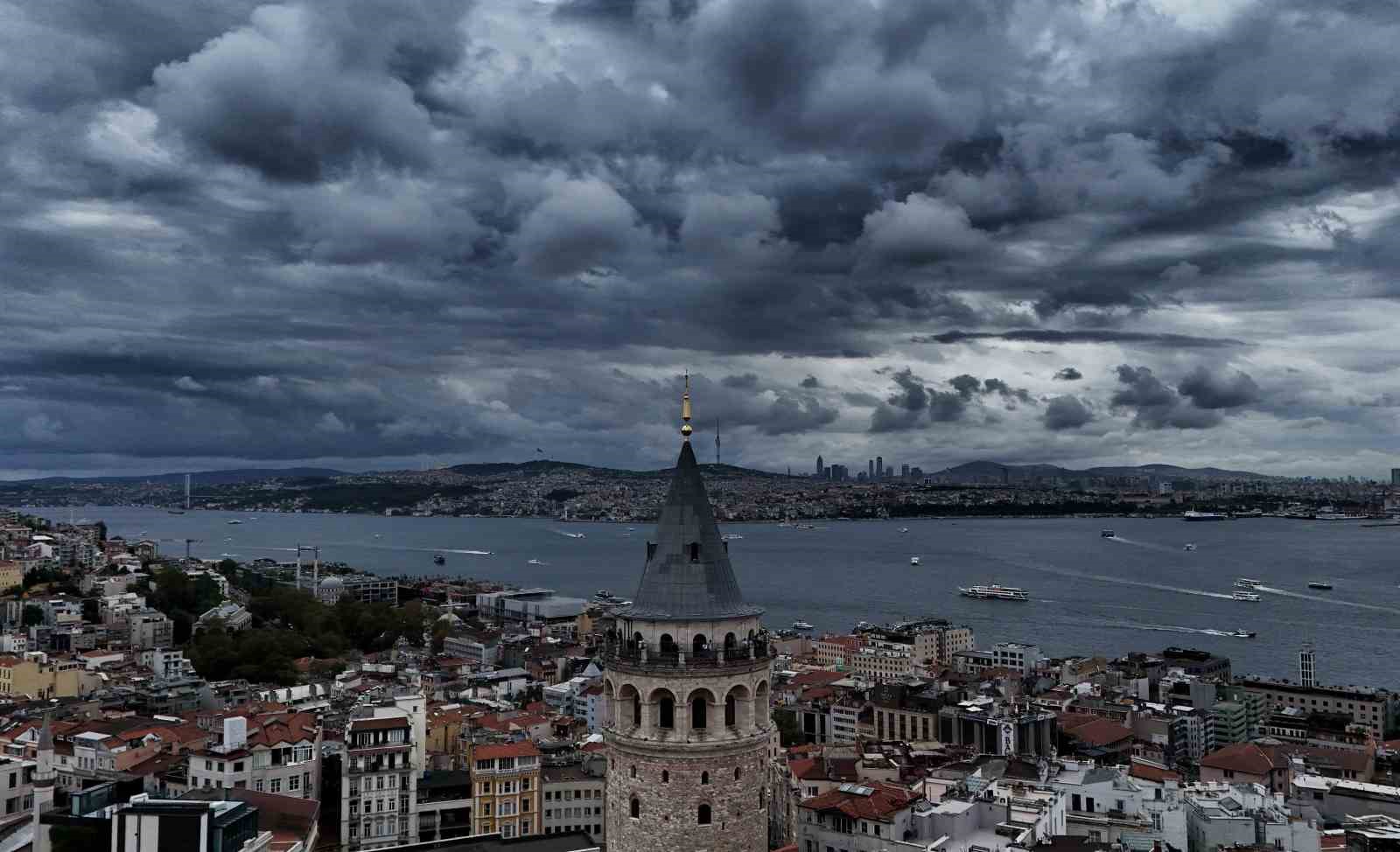 İstanbul&rsquo;da g&ouml;ky&uuml;z&uuml;n&uuml; gri bulutlar kapladı