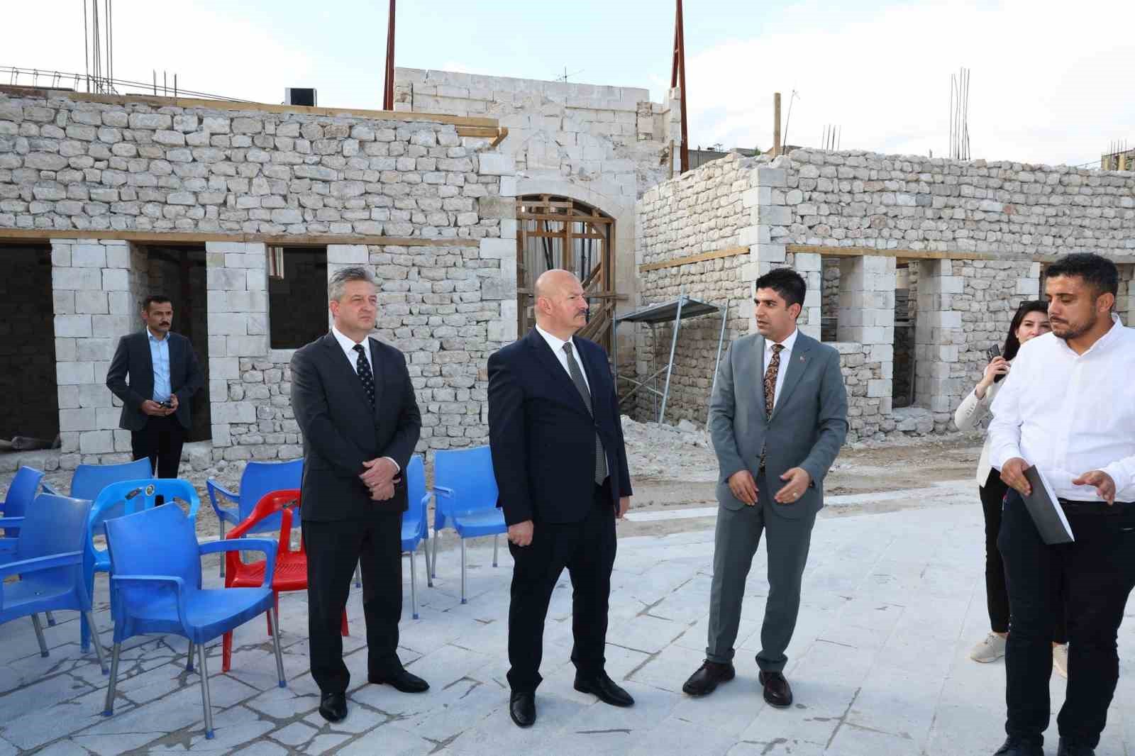 Vali K&uuml;&ccedil;&uuml;k, tarihi Tuz Hanı&rsquo;ndaki &ccedil;alışmaları inceledi