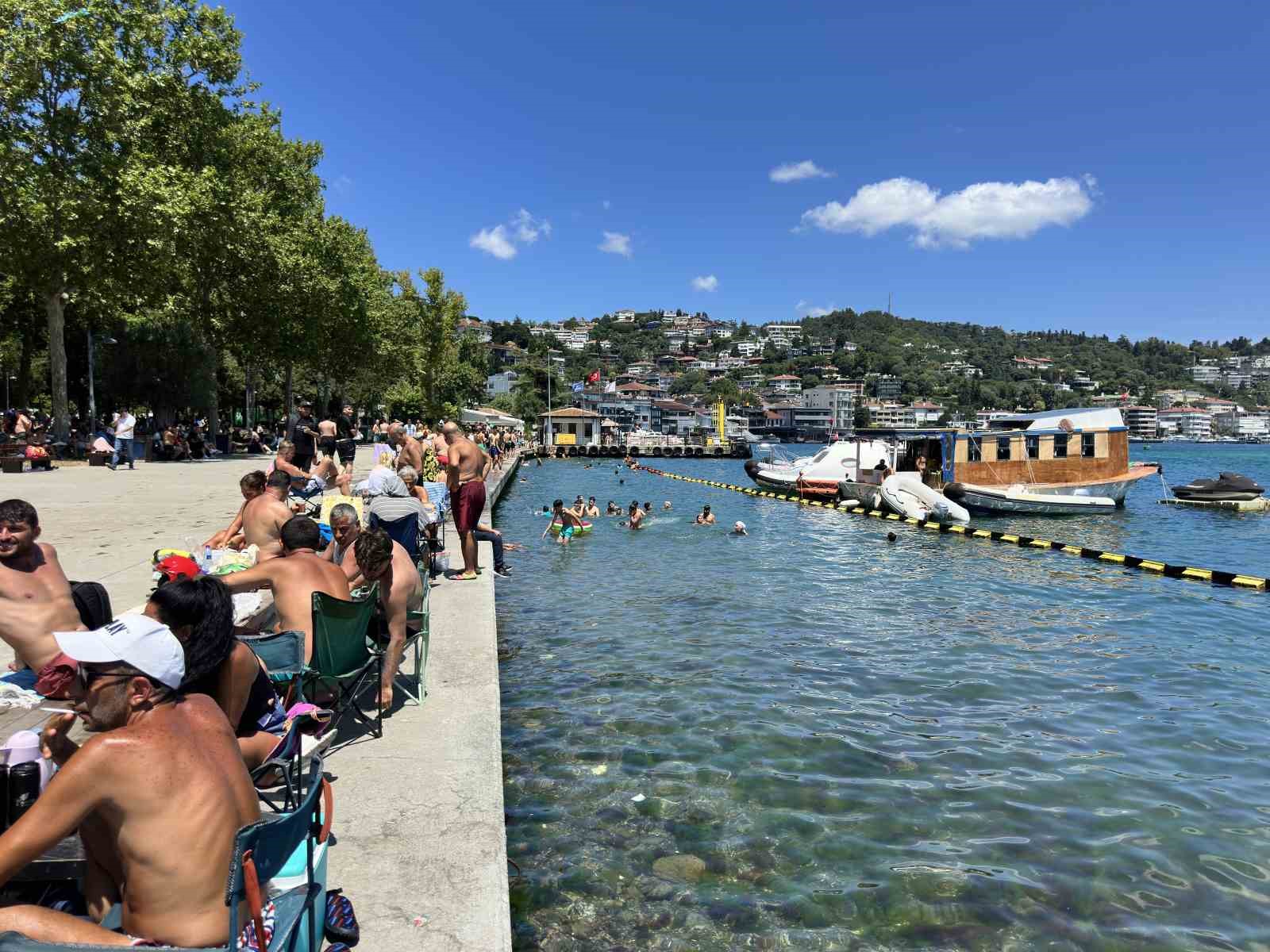 İstanbul&rsquo;da sıcak hava bunalttı: Vatandaşlar kendini boğazın serin sularına bıraktı