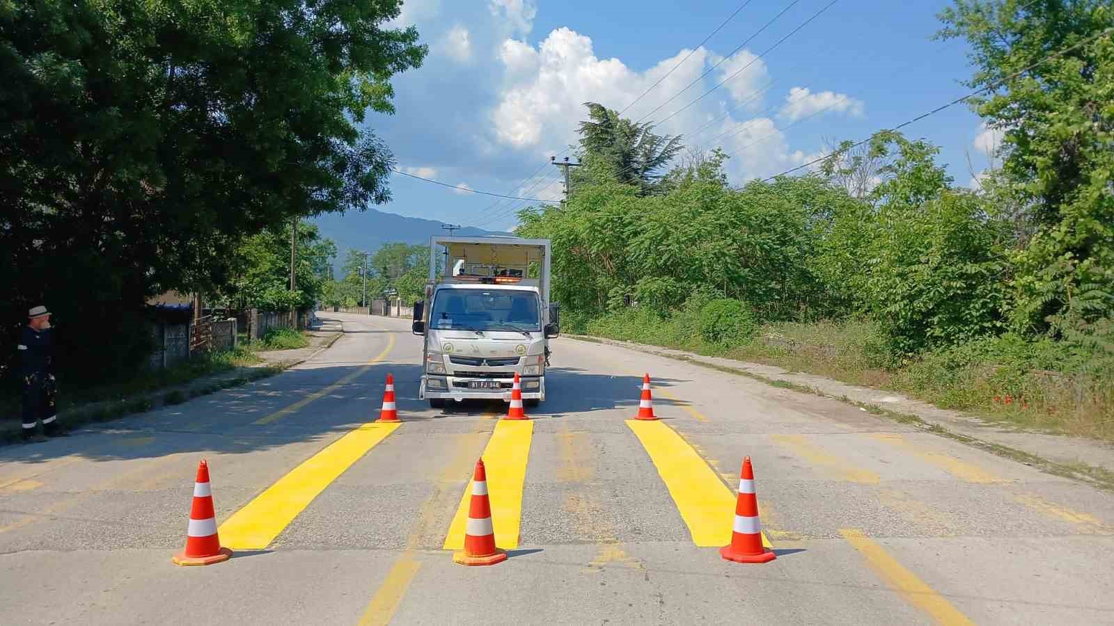 Trafik g&uuml;venliği i&ccedil;in kasisler boyandı