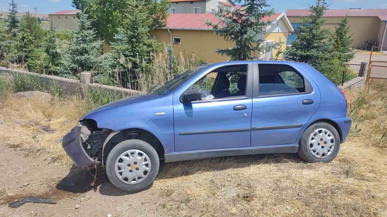 Sivas’ta kontrolden çıkan otomobil bariyerlere çarptı: 4 yaralı