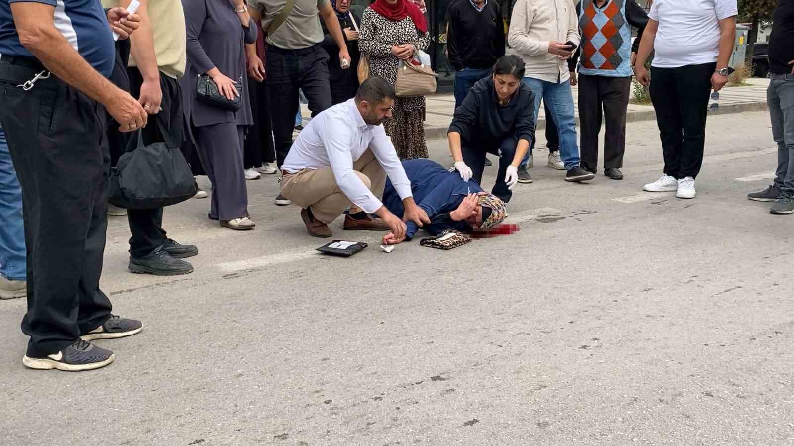Otobüsün çarptığı yaşlı kadın ağır yaralandı