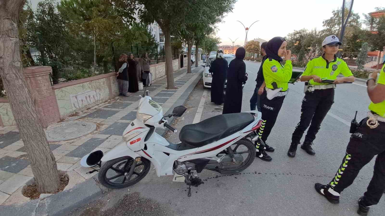 Karaman&rsquo;da otomobilin kapısına &ccedil;arpan motosiklet devrildi: 2 yaralı