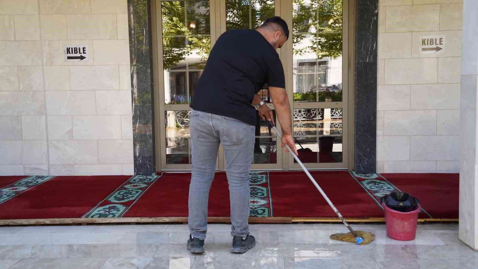 Yunusemre’de ibadethanelerde kapsamlı temizlik çalışması