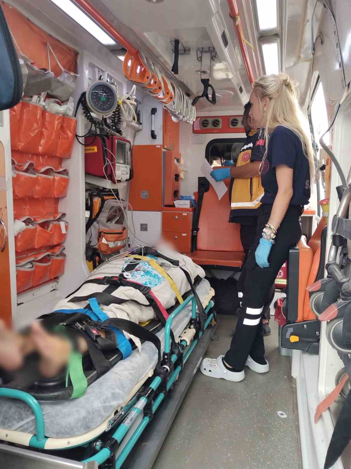 Tekneden düşen turist hastaneye kaldırıldı