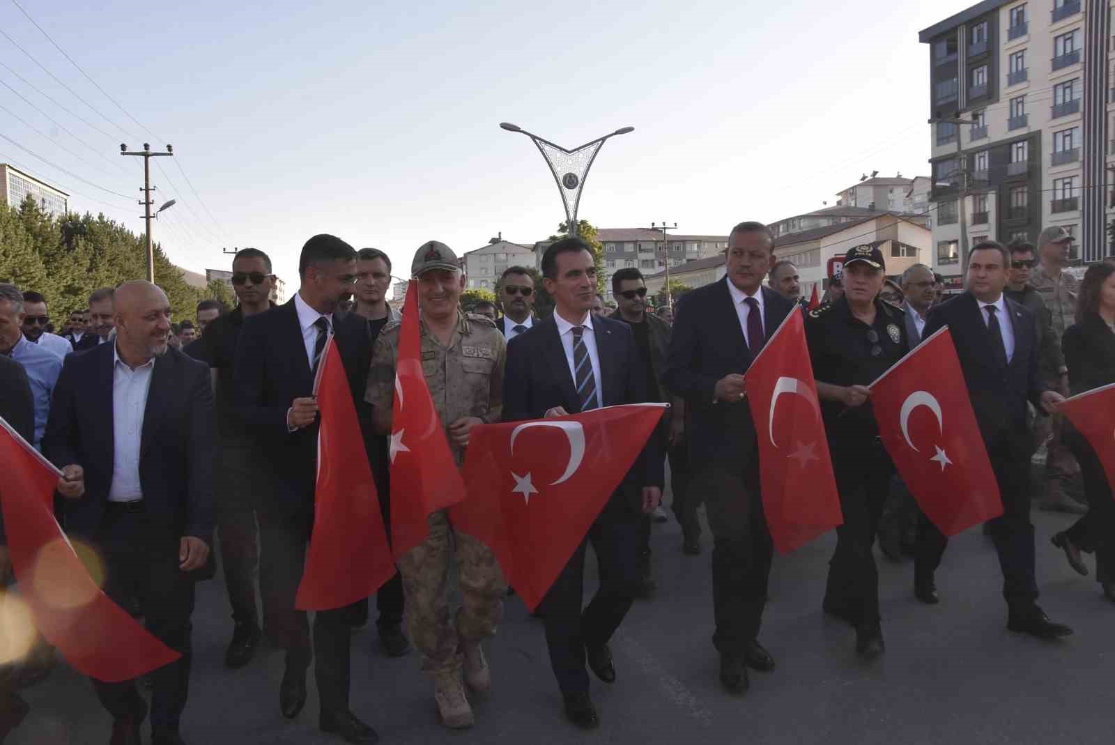 Bitlis’in kurtuluşunun 110. yılı coşkusu kortej yürüyüşüyle başladı