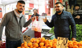 Bir Pazarcı, 10 Poşet Getirene 1 Kilo Portakal Bedava Veriyor