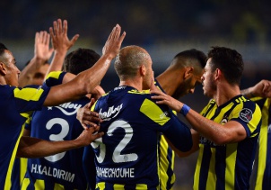 Fener yarışı bırakmıyor