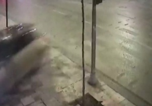 Kontrolden çıkan otomobil mağazaya girdi