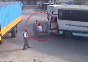 Otobüs bisiklet ve kamyona çarptı: 1 ölü, 4 yaralı